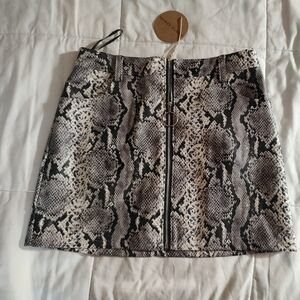 Honey Punch Black and Gray Snake Patterned Medium Mini Skirt